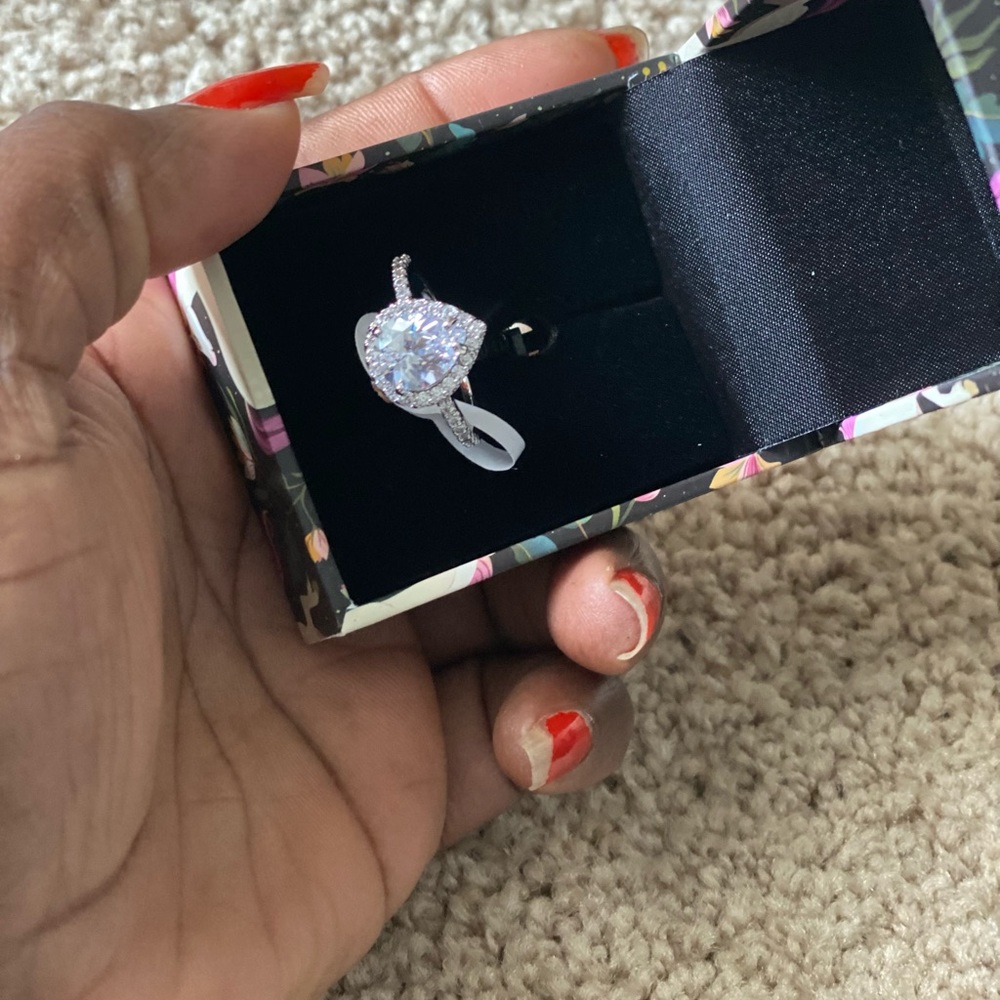 Engagement ring - Picture 5 of 6